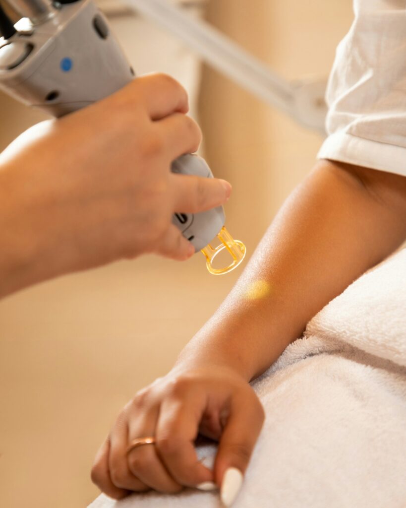 Zabieg laserowy na skórze – laseroterapia ginekologiczna